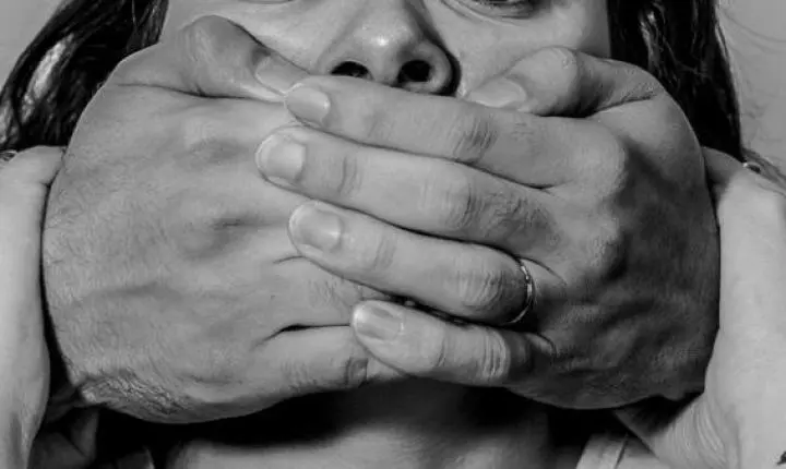 Adolescente é espancada pelo companheiro por três dias seguidos com filha recém-nascida no colo