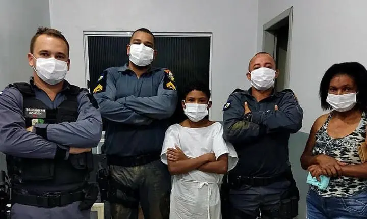 Adolescente é salvo por policiais após ser arrastado por correnteza e ficar preso em bueiro em Vila Rica