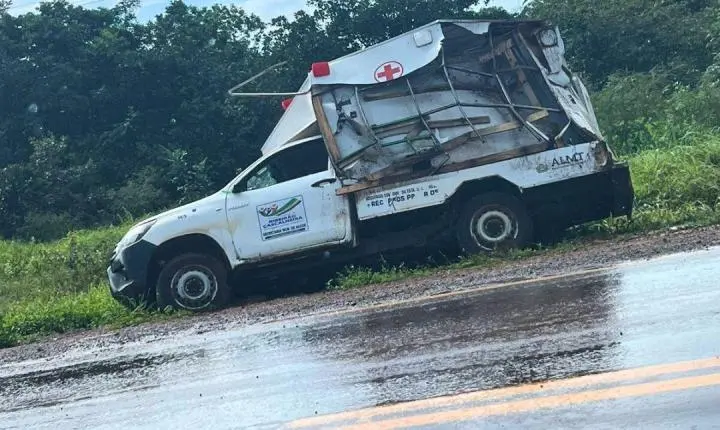 Ambulância de Ribeirão Cascalheira capota no trevo de Canarana devido a pista molhada