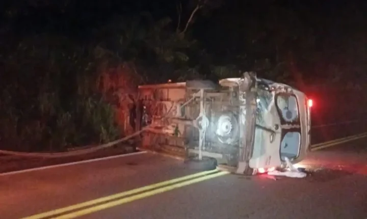 Ambulância tomba durante temporal na BR-174 e deixa cinco feridos em MT