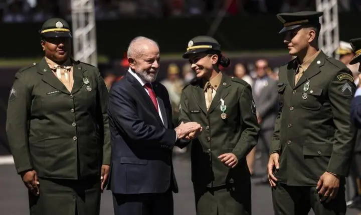 Atletas olímpicos brasileiros são condecorados com medalha do Exército