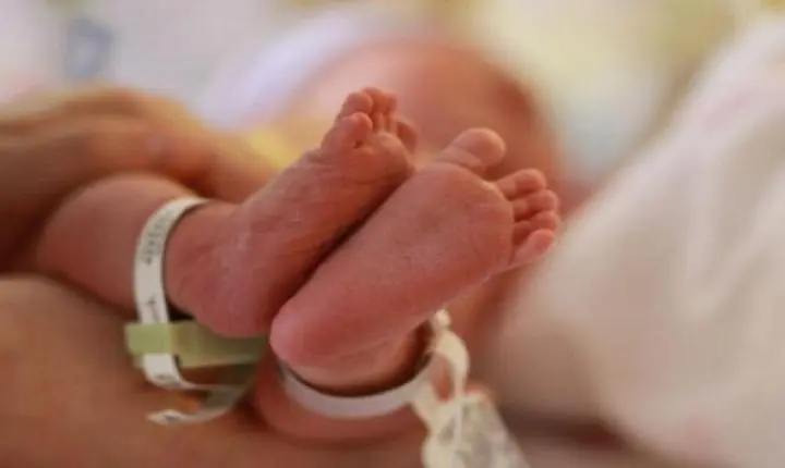 Bebê de 7 dias morre asfixiado após mãe dormir sobre ele