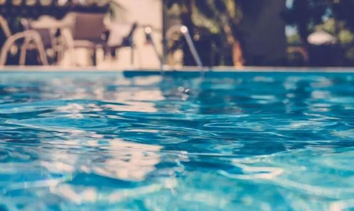 Bebê morre após se afogar em piscina de residência