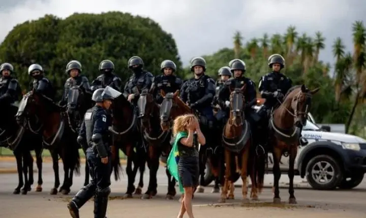 Bolsonaristas são retirados de acampamento no QG do Exército e levados à PF, em Brasília
