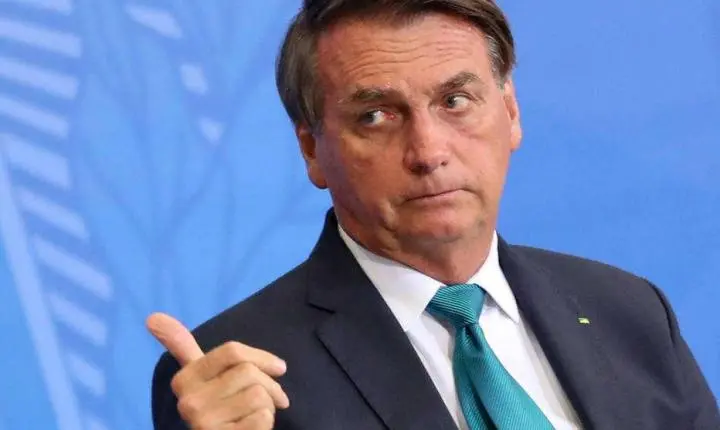 Bolsonaro determina que postos de combustíveis divulguem preços antes e depois de teto para ICMS