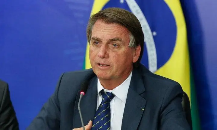 Bolsonaro sanciona projeto que fixa ICMS sobre combustíveis