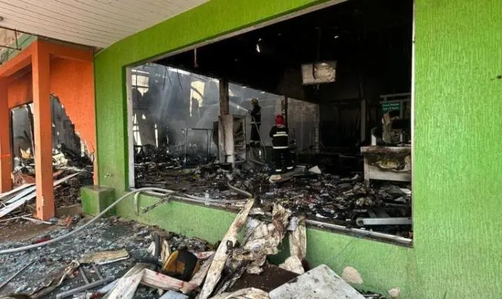 Bombeiros combatem incêndio de grandes proporções em supermercado