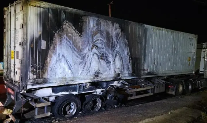 Bombeiros extinguem incêndio em carreta que armazenava carne na BR-163/364