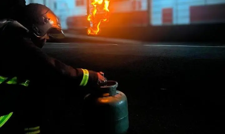 Bombeiros militares contêm vazamento de gás de cozinha em residência