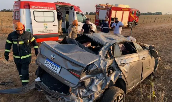 Bombeiros prestam atendimento à vítima de acidente de carro