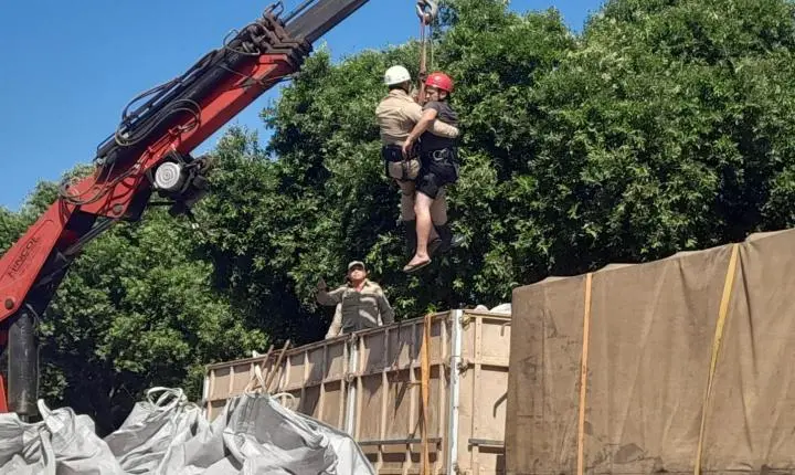 Bombeiros realizam resgate de homem que teve crise convulsiva enquanto trabalhava em cima de carreta