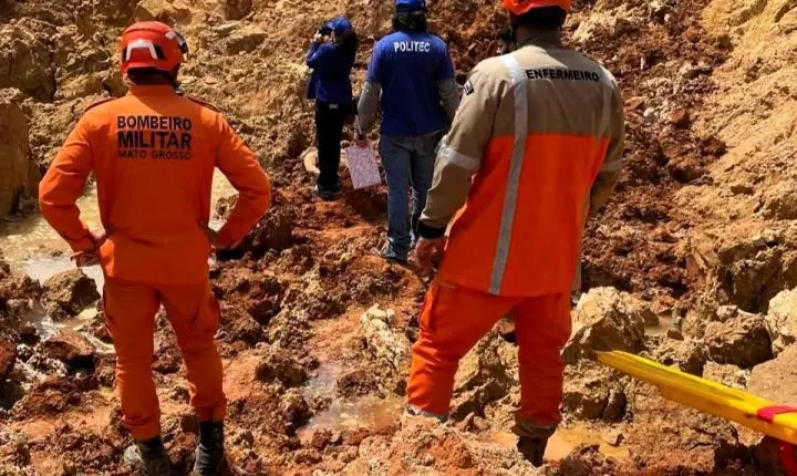 Bombeiros resgatam corpo de homem soterrado em garimpo