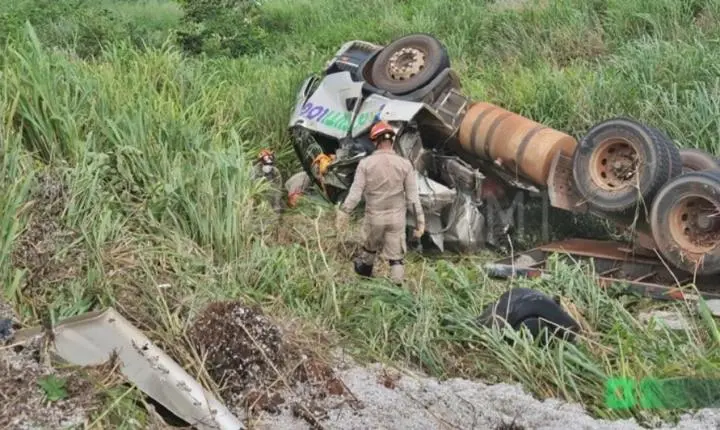Caminhoneiro morre após carreta tombar em ribanceira e cabine ser amassada