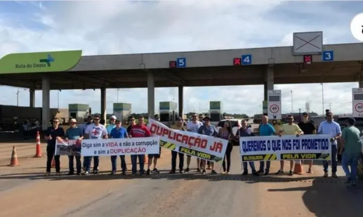 Caminhoneiros fazem bloqueio em trecho da BR-364 para cobrar melhorias na estrada