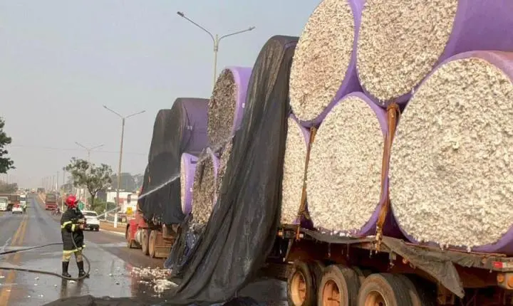 Campo Verde; Bombeiros combatem incêndio em carga de algodão em caminhão
