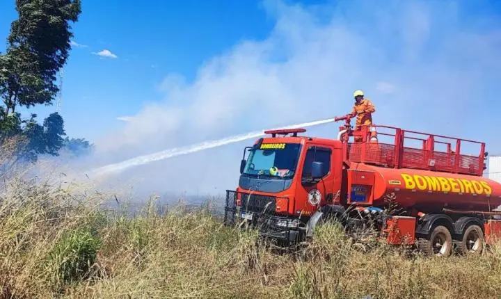 Campo Verde; Corpo de Bombeiros combate incêndio em terreno próximo a algodoeiras