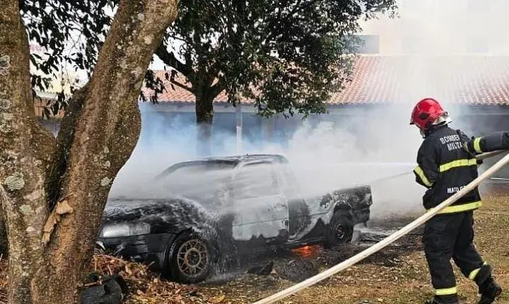 Campo Verde; Corpo de Bombeiros controla fogo criminoso em veículo no centro