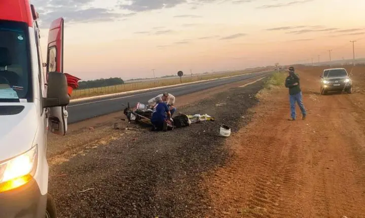 Campo Verde; Corpo de Bombeiros socorre motociclista ferido em acidente com carreta