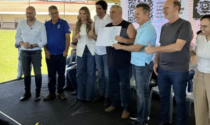 Campo Verde; Governo entrega escrituras definitivas e põe fim à espera de mais de 40 anos de moradores de assentamento