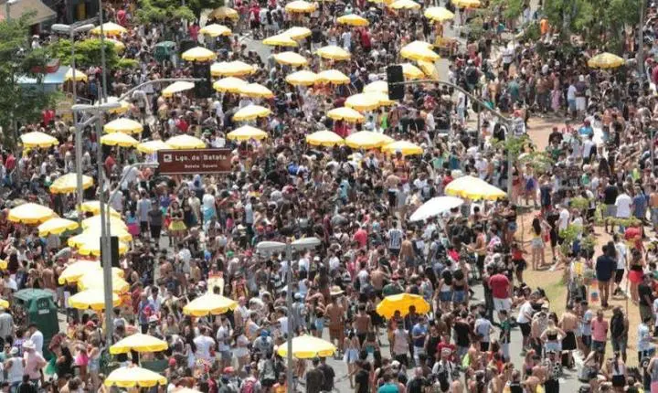 Carnaval e Ômicron: médicos dizem que manter sambódromo e festas privadas traz riscos