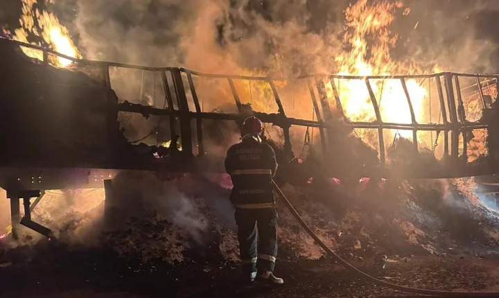 Carreta carregada com farinha pega fogo na BR-070 em Campo Verde