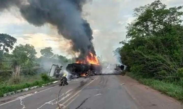 Carreta carregada com sal pega fogo na Serra de São Vicente em MT