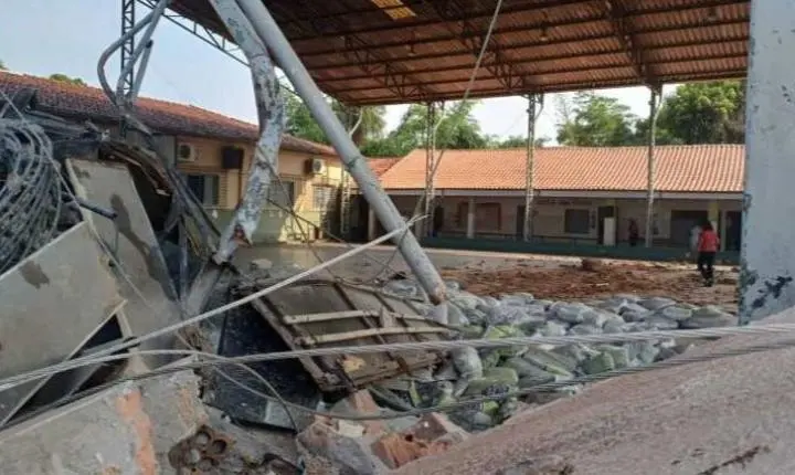 Carreta perde freio e atinge quadra de escola em Poxoréu