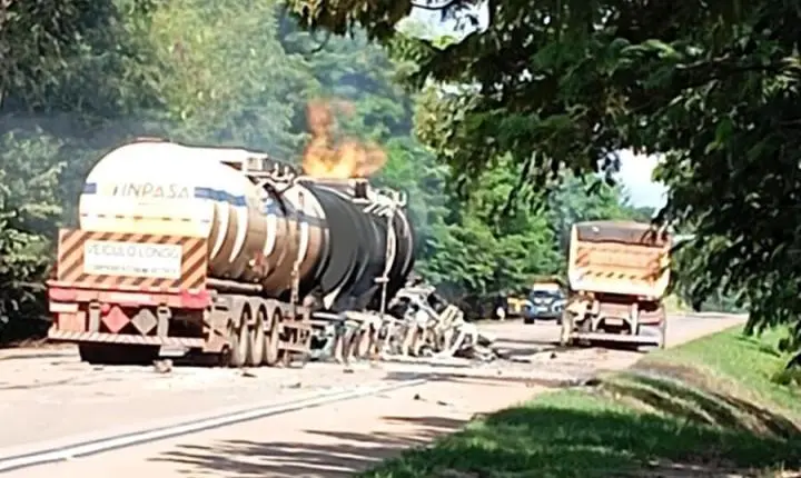 Carreta que transportava etanol pega fogo e interdita Serra de São Vicente nesta terça-feira (7)