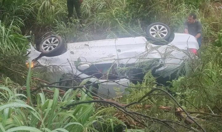 Carro capota em rodovia que liga Cuiabá a Poconé e deixa duas pessoas mortas