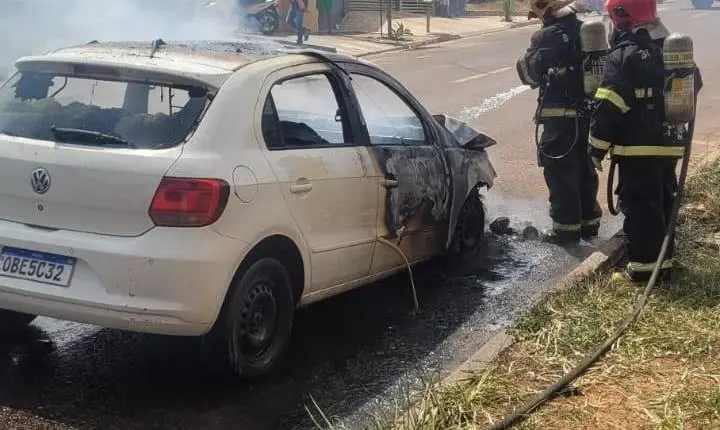 Carro e moto pegam fogo após batida em MT