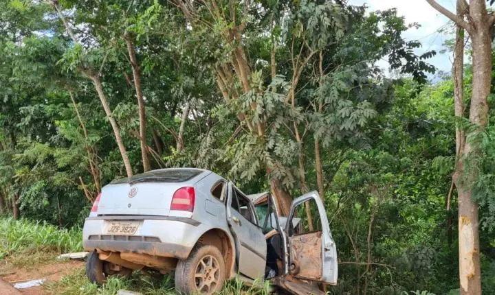 Carro fica totalmente destruído após colisão em Paranatinga