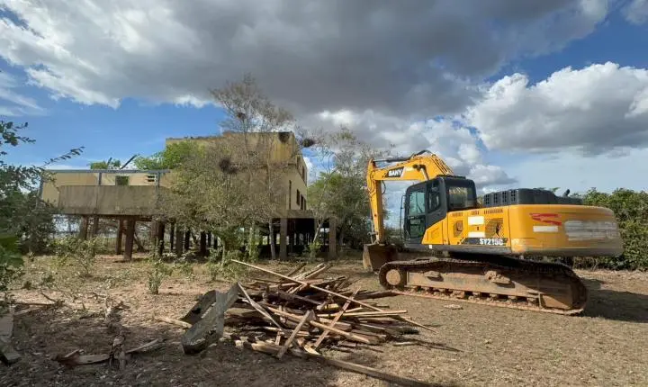 Casa de veraneio irregular no Pantanal é demolida após ação do MPMT