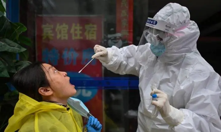 China decreta confinamento em grandes cidades e fecha fábricas por surto de covid-19