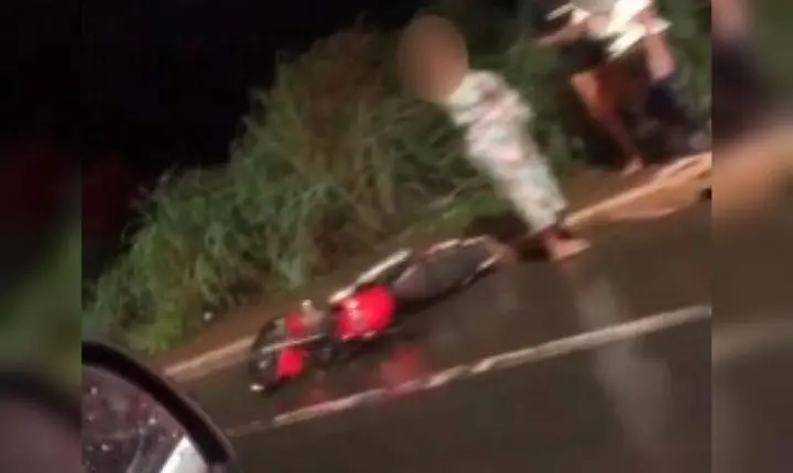 Ciclista de 14 anos morre atropelado por moto ao sair de campo de futebol em Várzea Grande