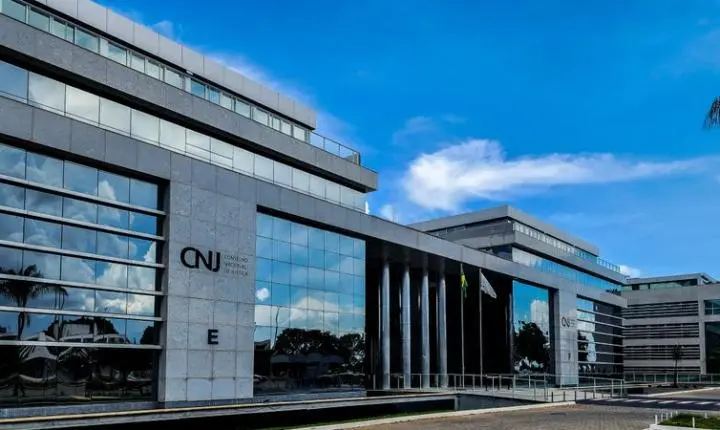 CNJ afasta desembargador que falou em mulheres loucas atrás de homens