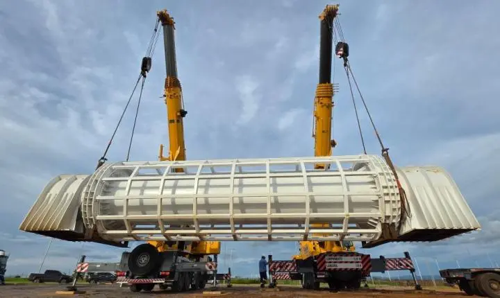 Com mais de 70 toneladas, eixo da roda-gigante chega ao Parque Novo Mato Grosso