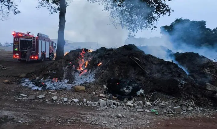 Corpo de Bombeiros combate incêndio em aterro em Primavera do Leste