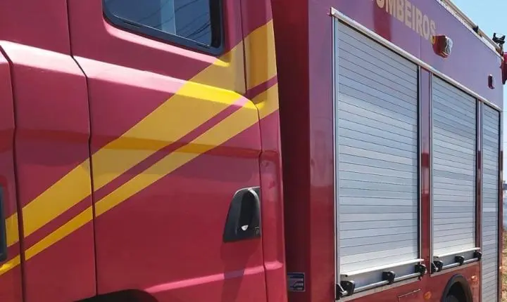 Corpo de Bombeiros combate princípio de incêndio em residência