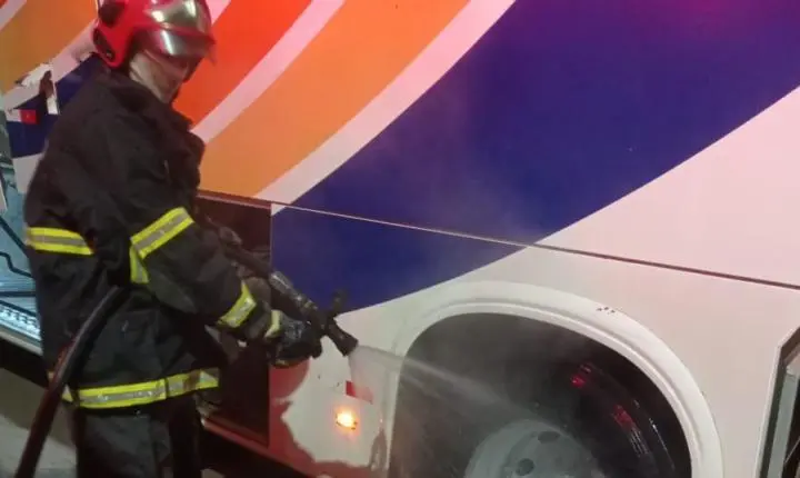Corpo de Bombeiros de Campo Verde é acionado para conter incêndio em ônibus