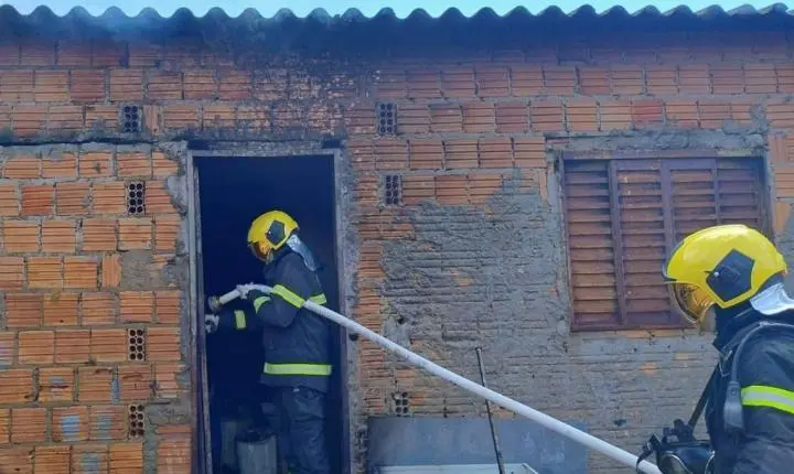 Corpo de Bombeiros extingue incêndio em residência em Primavera do Leste