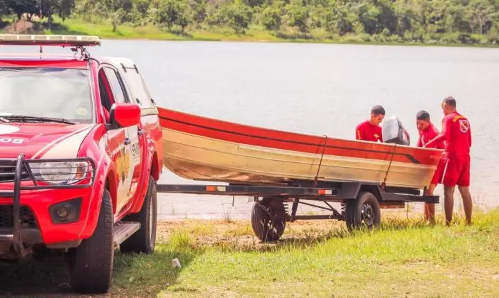 Corpo de Bombeiros resgata corpo em decomposição no Rio Vermelho