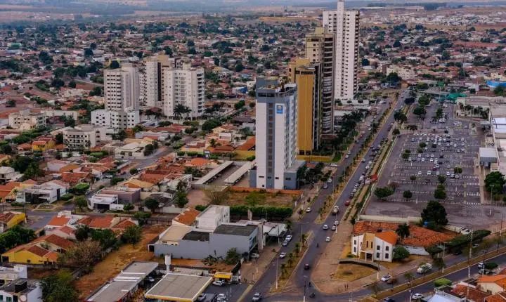 Criança de 11 anos é baleada durante tiroteio entre PMs e assaltantes em Rondonópolis