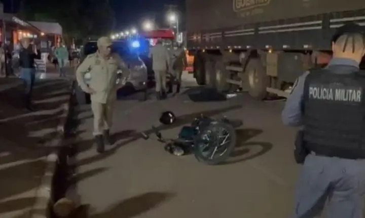 Criança morre atropelada por carreta após motorista abrir porta de carro e causar acidente em MT