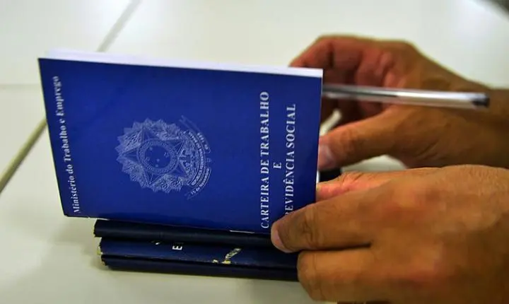 Desemprego cai para 6,8% no trimestre encerrado em julho