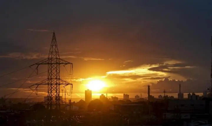 Dias mais quentes pedem atenção redobrada ao uso da energia; confira dicas para reduzir o consumo
