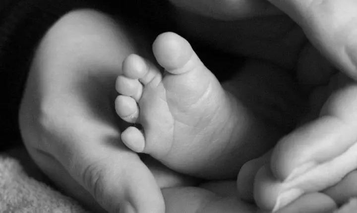 Distrito Federal - Bebê de dois meses morre esmagado após mãe adormecer durante amamentação