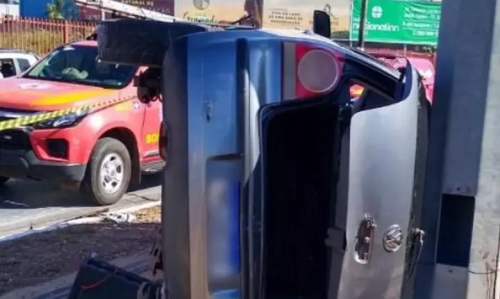 Dois jovens morrem após carro bater em canteiro do VLT e tombar em Várzea Grande (MT)