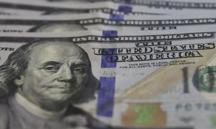 Dólar tem quarta alta seguida e ultrapassa R$ 5,60