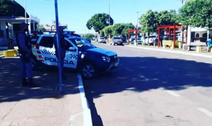 Durante uma festa duas pessoas são Baleadas por um suspeito que fugiu do local em uma motocicleta após disparos