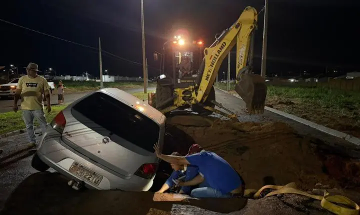 Em meio à situação de emergência, chuvas alagam diversos pontos e carro cai em buraco em Primavera do Leste
